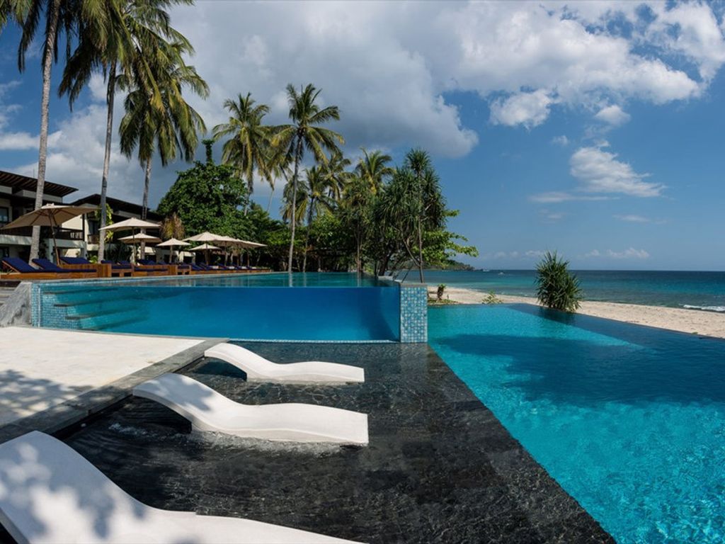 Katamaran Hotel di Pantai Senggigi Lombok