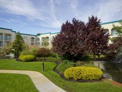 Mount Laurel hotels with swimming pool