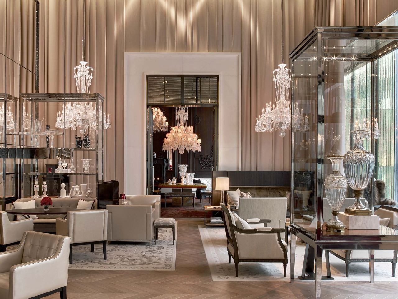 Le Baccarat Hotel and Residences à New York se distingue par son élégance, avec chaque chambre richement ornée de cristaux de Baccarat. 
