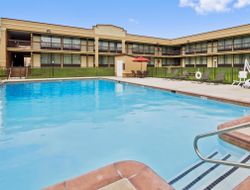 Culpeper hotels with swimming pool
