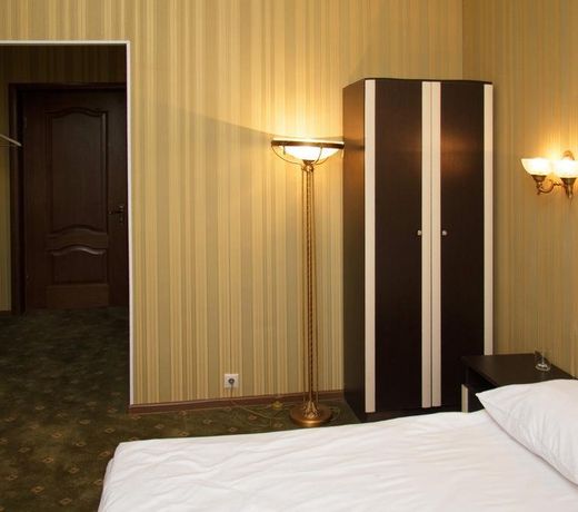 HOLIDAY HOTEL