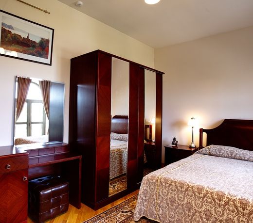 Latar Hotel Complex