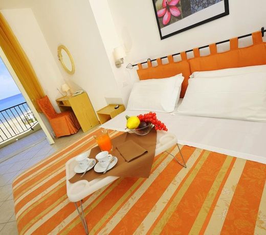 Ambasciatori Hotel - Davanti a noi solo il Mare