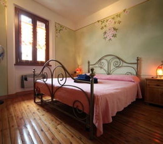 Charming Glicine and Azalea House Art and Colour with lakeview