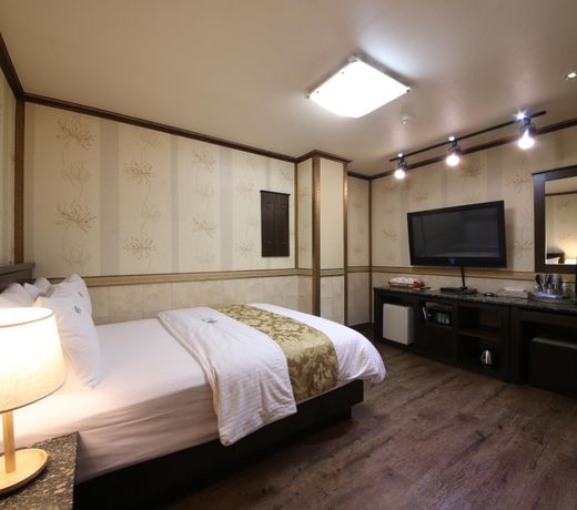 Sharp Hotel