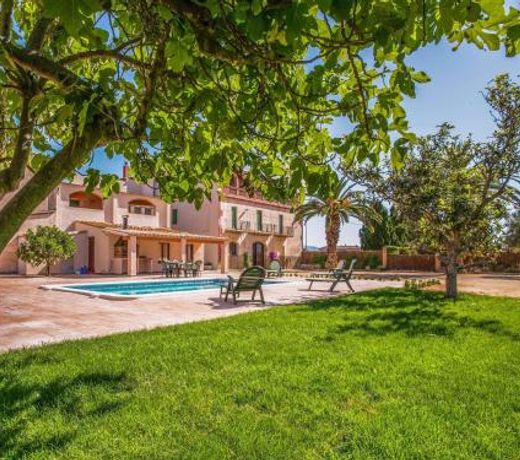 Huge Holiday Home in Catalonia with Private Swimming Pool