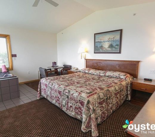 Lake Bluff Inn and Suites