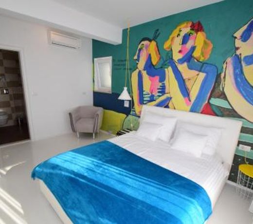 87 Stairs Apartments