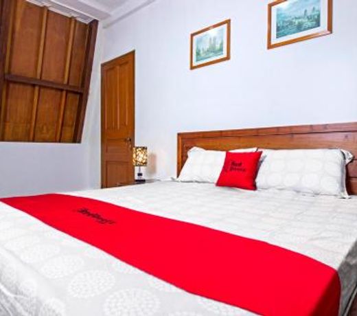RedDoorz Plus near Parahyangan University