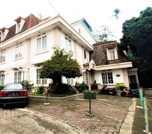 RedDoorz Plus near Parahyangan University