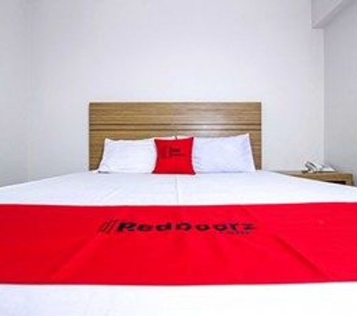 RedDoorz Plus @ Cibogo Bawah