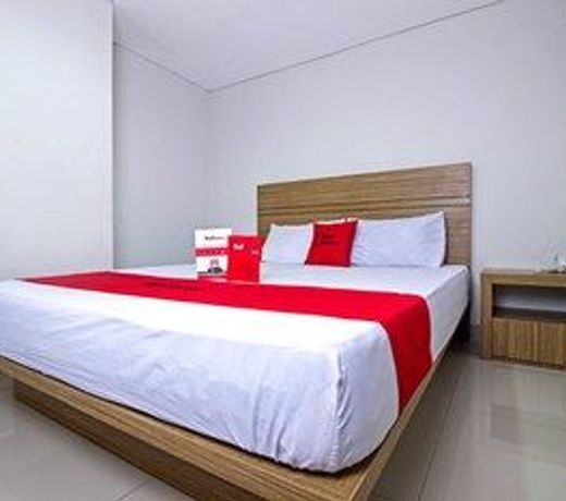 RedDoorz Plus @ Cibogo Bawah