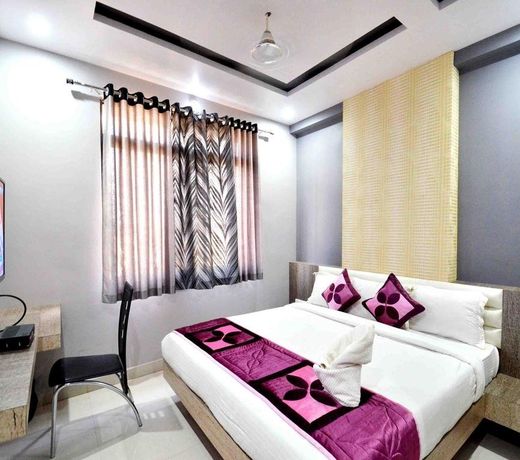 OYO 2403 Hotel Aamantran Avenue