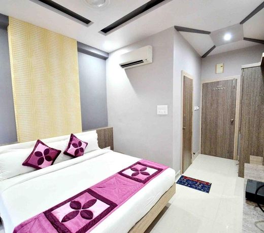 OYO 2403 Hotel Aamantran Avenue