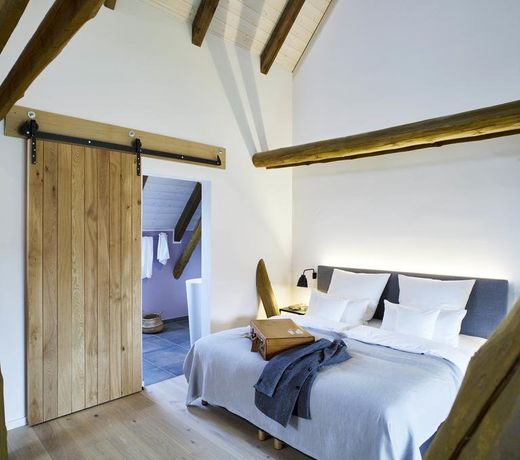 Yard Boarding Hotel