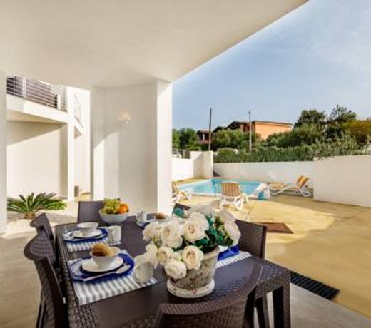 Caneis Apartments