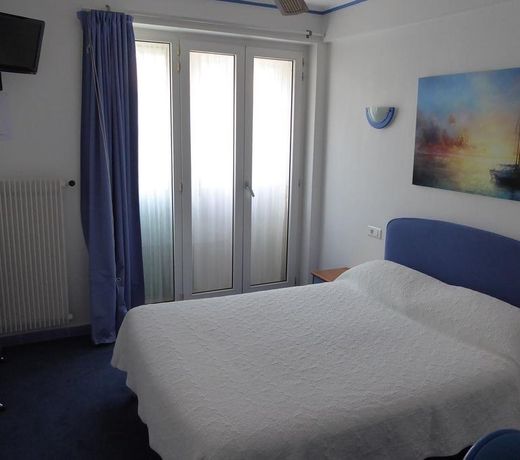 Hotel Cyrnea