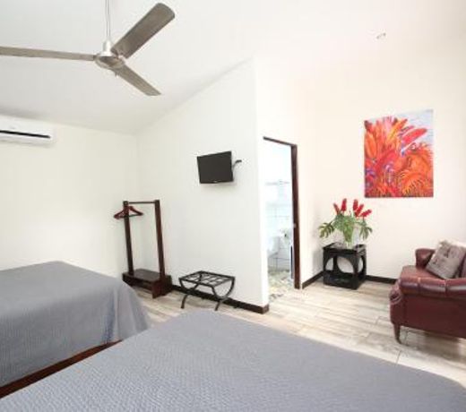 Casa María Aeropuerto B&B