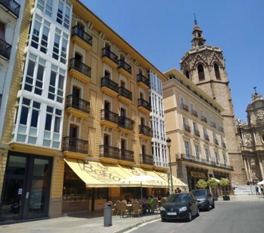 Flats Friends Plaza de la Reina