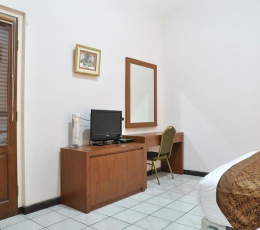 RedDoorz Plus near Riau Street 2