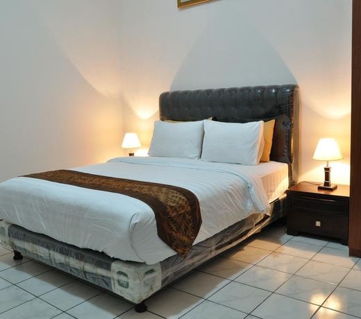RedDoorz Plus near Riau Street 2