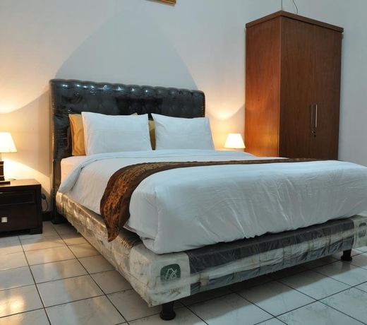 RedDoorz Plus near Riau Street 2