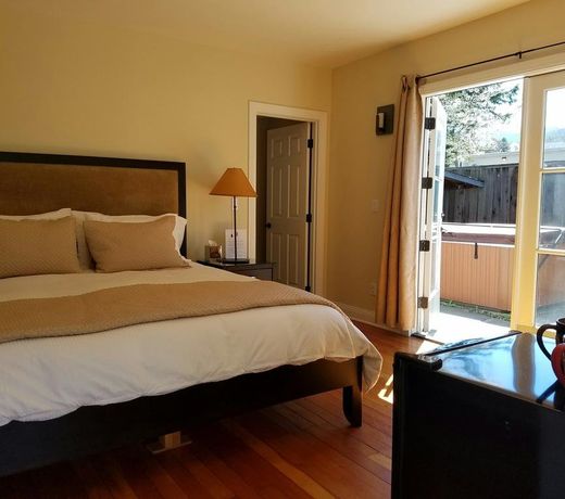 Pelton Vacation Rental