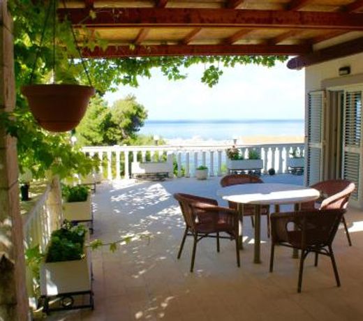 Cezar Holiday Home