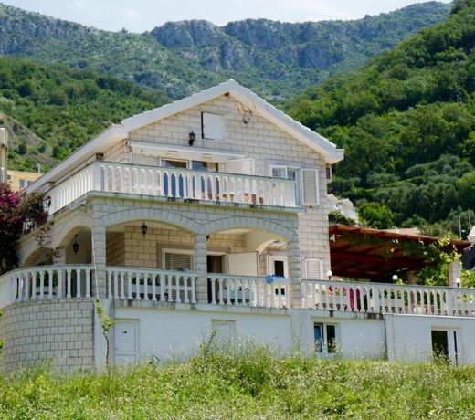 Cezar Holiday Home