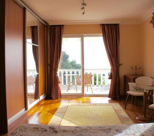 Cezar Holiday Home