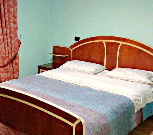 Meg Klaus Hotel