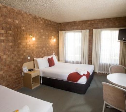 Courtyard Motor Inn