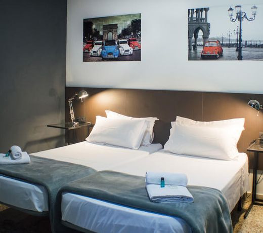 Quart Youth Hostel & Apartments