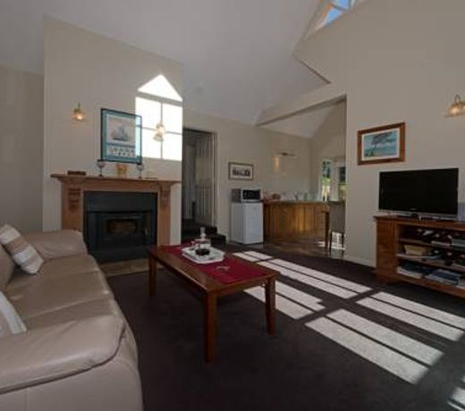 Crabtree Riverfront Cottages - Riverfront Relaxation
