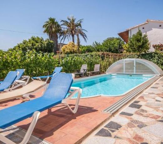 Holiday Home with private pool in Sant Pere Pescador