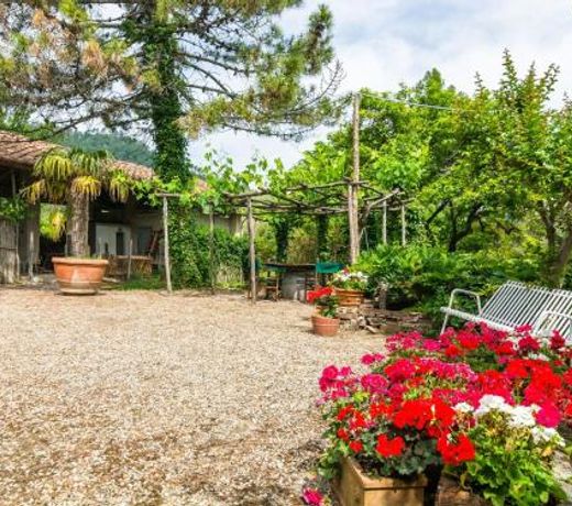 Cosy Farmhouse in Bacchereto with Swimming Pool