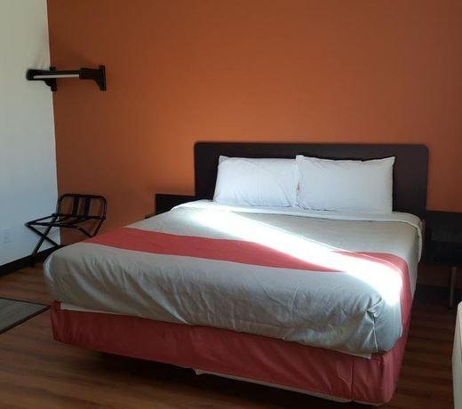 Motel 6 Maple/Main