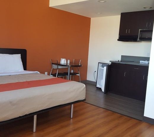 Motel 6 Maple/Main
