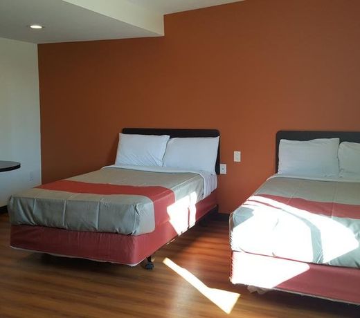 Motel 6 Maple/Main