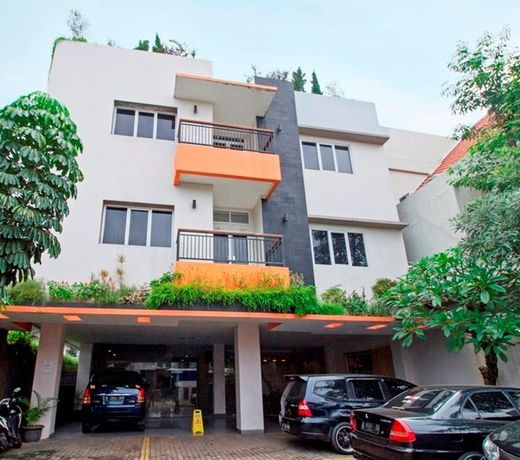RedDoorz Plus Near ITC Fatmawati