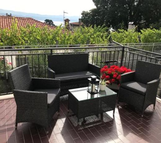 Apartments Mirna with parking