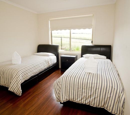 Spacious 5 Bdrms near Melb Airport, Sleeps 10-12