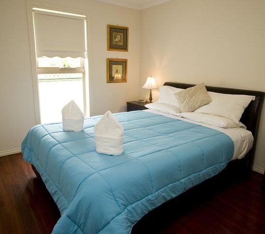 Spacious 5 Bdrms near Melb Airport, Sleeps 10-12