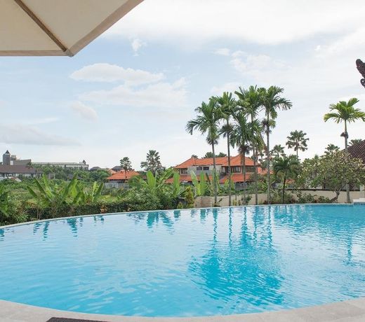 RedDoorz Plus near Batubelig Beach