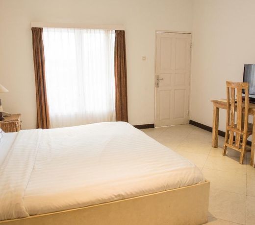 RedDoorz Plus near Batubelig Beach