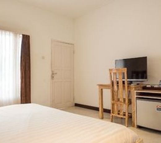 RedDoorz Plus near Batubelig Beach