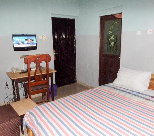 Menic Suites & Restaurant