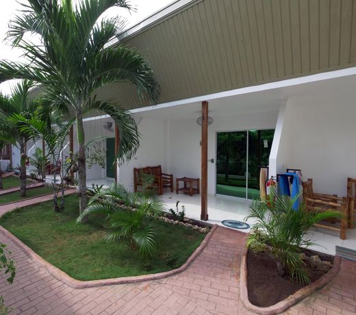 Alona Gecko Inn