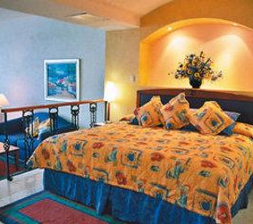 CASA REAL HOTEL & SUITES