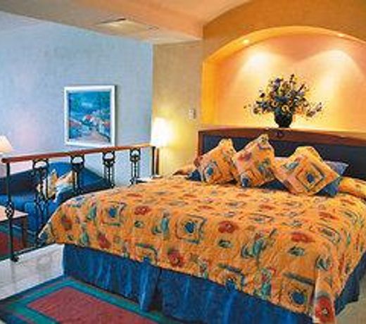 CASA REAL HOTEL & SUITES